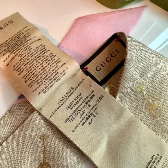 ✨ NWT Authentic Gucci Pink and Beige Silk Horsebity Scarf ✨ - Picture 7 of 8